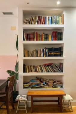 SALVATIERRA DE TORMES, İSPA - 15 Ağustos 2025: Salvatierra Oteli 'nin büyüleyici iç mekanı, kırsal ahşap detaylar ve Salvatierra de Tormes, İspanya' da sıcacık ışıklandırma