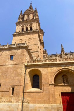 SALAMANCA, SPAIN - 16 AĞUSTOS 2025: İspanya 'nın Salamanca kentindeki tarihi mimari ve canlı şehir atmosferiyle çevrili büyüleyici caddelerde yürümek