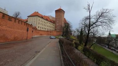 KRAKOW, POLAND - 21 Aralık 2023: Wawel Hill 'deki Wawel Royal kalesi, Kral III. Casimir' in emriyle 21 Aralık 2023 'te Polonya' nın başkenti Krakow 'da kuruldu.