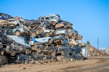 VALENCIA, İspanya - 18 Kasım 2024: 18 Kasım 2024 'te İspanya' nın Valencia kentinde meydana gelen DANA kasırgasının yol açtığı sel felaketinden kaynaklanan hasarlı araba ve enkaz