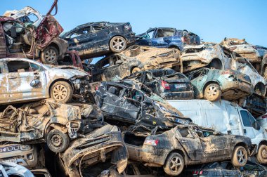 VALENCIA, İspanya - 18 Kasım 2024: 18 Kasım 2024 'te İspanya' nın Valencia kentinde meydana gelen DANA kasırgasının yol açtığı sel felaketinden kaynaklanan hasarlı araba ve enkaz