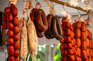 MALAGA, SPAIN - 8 Aralık 2024: İspanya 'nın Malaga şehrinde Noel yemeği pazarı, şenlikli dekorasyonlar, yerel lezzetler ve neşeli bir tatil atmosferi.