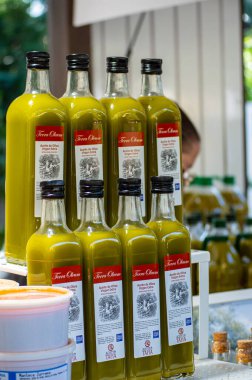 MALAGA, SPAIN - 8 Aralık 2024: İspanya 'nın Malaga şehrinde Noel yemeği pazarı, şenlikli dekorasyonlar, yerel lezzetler ve neşeli bir tatil atmosferi.