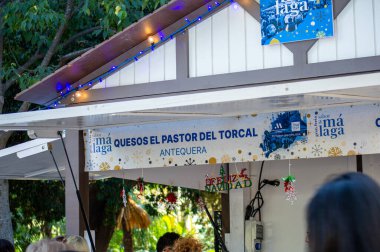 MALAGA, SPAIN - 8 Aralık 2024: İspanya 'nın Malaga şehrinde Noel yemeği pazarı, şenlikli dekorasyonlar, yerel lezzetler ve neşeli bir tatil atmosferi.