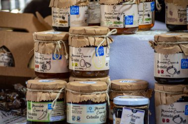 MALAGA, SPAIN - 8 Aralık 2024: İspanya 'nın Malaga şehrinde Noel yemeği pazarı, şenlikli dekorasyonlar, yerel lezzetler ve neşeli bir tatil atmosferi.