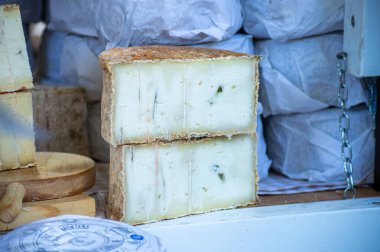 MALAGA, SPAIN - 8 Aralık 2024: İspanya 'nın Malaga şehrinde Noel yemeği pazarı, şenlikli dekorasyonlar, yerel lezzetler ve neşeli bir tatil atmosferi.