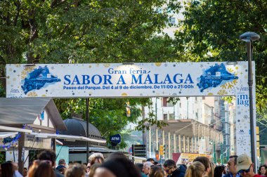 MALAGA, SPAIN - 8 Aralık 2024: İspanya 'nın Malaga şehrinde Noel yemeği pazarı, şenlikli dekorasyonlar, yerel lezzetler ve neşeli bir tatil atmosferi.