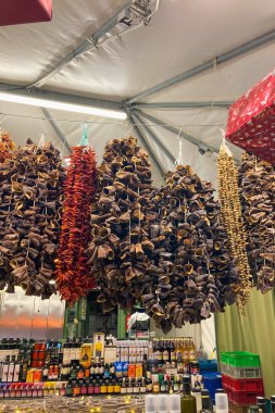 MUNICH, GERMANY - 2 Aralık 2024: Viktualienmarkt canlı bir Münih pazarıdır ve özellikle şehir merkezinde taze bitkiler, otlar, yerel uzmanlıklar ve kültürel cazibe sunmaktadır.