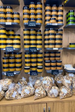 MUNİK, Almanya - 2 Aralık 2024: Almanya 'nın Münih kentindeki alışveriş merkezlerinde Noel tatlısı