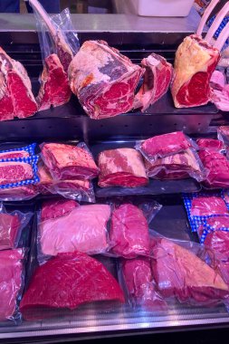 MUNICH, GERMANY - 2 Aralık 2024: Viktualienmarkt canlı bir Münih pazarıdır ve özellikle şehir merkezinde taze bitkiler, otlar, yerel uzmanlıklar ve kültürel cazibe sunmaktadır.