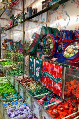 MUNİK, Almanya - 2 Aralık 2024: Almanya 'nın Münih kentindeki alışveriş merkezlerinde Noel tatlısı