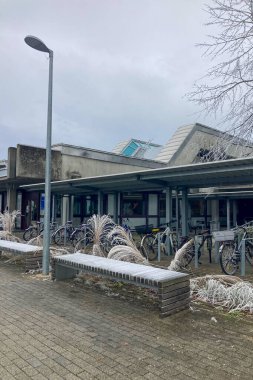 MUNİK, Almanya - 2 ARALIK 2024 Münih Garching Teknik Üniversitesi kampüsünde dondurucu sabah