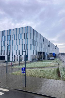 MUNİK, Almanya - 2 ARALIK 2024 Münih Garching Teknik Üniversitesi kampüsünde dondurucu sabah