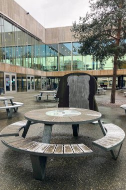 MUNİK, Almanya - 2 ARALIK 2024 Münih Garching Teknik Üniversitesi kampüsünde dondurucu sabah