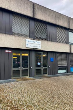 MUNİK, Almanya - 2 ARALIK 2024 Münih Garching Teknik Üniversitesi kampüsünde dondurucu sabah