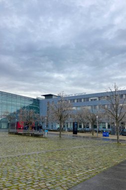 MUNİK, Almanya - 2 ARALIK 2024 Münih Garching Teknik Üniversitesi kampüsünde dondurucu sabah