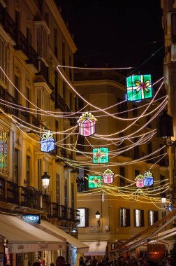 MALAGA, İspanya - 21 Aralık 2024 'te şehir merkezi büyüleyici Noel süslemeleriyle parlayarak İspanya' nın Malaga kentinde şenlikli bir harikalar diyarı yarattı.