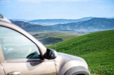 RONDA, İSPAN - 15 Şubat 2025: Renault Duster Guadalhorce veya Guadalteba rezervuarları bölgesinde