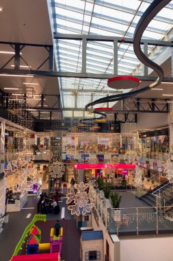 SLOVAKIA, POPRAD - 29 Aralık 2024: Poprad şehir merkezi büyülü bir Noel atmosferiyle parıldıyor, festival ışıkları, dekore edilmiş ağaçlar ve neşeli tatil sahneleri yer alıyor