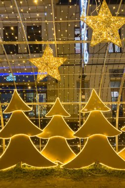 SLOVAKIA, POPRAD - 29 Aralık 2024: Poprad şehir merkezi büyülü bir Noel atmosferiyle parıldıyor, festival ışıkları, dekore edilmiş ağaçlar ve neşeli tatil sahneleri yer alıyor