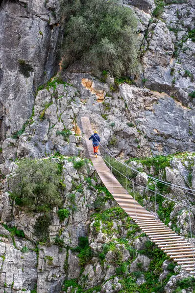 RONDA, İspanya - 15 Şubat 2025: Malaga, Endülüs, İspanya 'daki Montejaque barajına yürüyüş (Presa de Montejaque) ve Hundidero mağarası (Cueva del Hundidero)