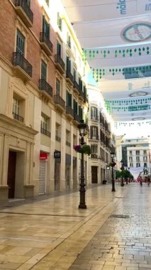 MALAGA, İSPAN - 10 Temmuz 2025 İspanya 'nın sakin caddelerinde sabah yürüyüşü, yumuşak güneş ışığı ve sakin şehir atmosferiyle.