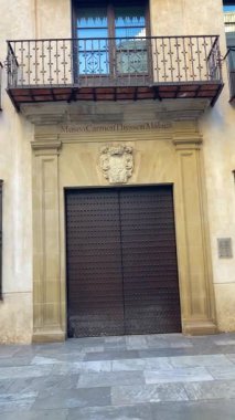 MALAGA, İSPAN - 10 Temmuz 2025 İspanya 'nın sakin caddelerinde sabah yürüyüşü, yumuşak güneş ışığı ve sakin şehir atmosferiyle.