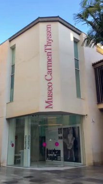 MALAGA, İSPAN - 10 Temmuz 2025 İspanya 'nın sakin caddelerinde sabah yürüyüşü, yumuşak güneş ışığı ve sakin şehir atmosferiyle.