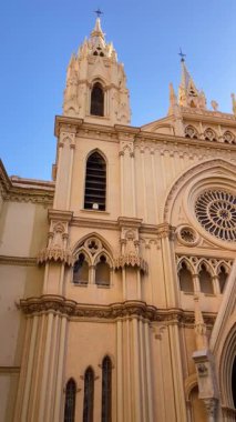 MALAGA, İSPAN - 10 Temmuz 2025 İspanya 'nın sakin caddelerinde sabah yürüyüşü, yumuşak güneş ışığı ve sakin şehir atmosferiyle.