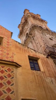 MALAGA, İSPAN - 10 Temmuz 2025 İspanya 'nın sakin caddelerinde sabah yürüyüşü, yumuşak güneş ışığı ve sakin şehir atmosferiyle.