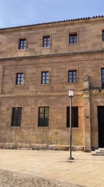 SALAMANCA, İspanya - 16 AĞUSTOS 2025: Salamanca Üniversitesi tarihi cephesi ve Salamanca, İspanya 'da parlak bir gökyüzü altında süslü Plateresk mimarisi