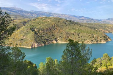 Guadalfeo Nehri 'ndeki Rezerv Kuralları, İspanya' nın Granada kentinde manzaralı manzaralar ve bölgesel öneme sahip çarpıcı dağlık arazilerin arasına yerleştirilmiş hayati bir su kütlesidir.