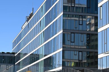 Linz, Avusturya 'daki bir ofis binasının modern cam cephesi