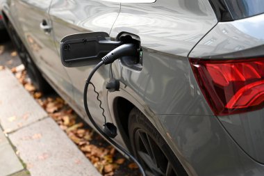Elektrikli araba aküyü şarj ediyor.