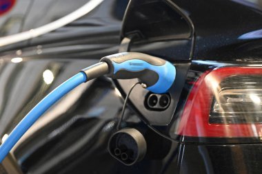 Elektrikli araba aküyü şarj ediyor.