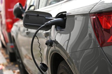 Elektrikli araba aküyü şarj ediyor.