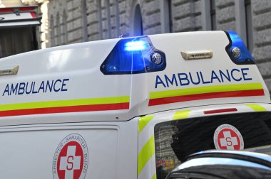 Viyana 'da yanıp sönen ışıkları olan Samaritan Birliği Aracı