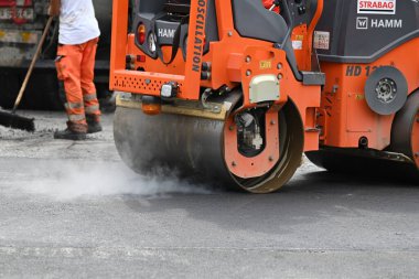 Yol silindiri yol inşaatında asfaltı sıkıştırır