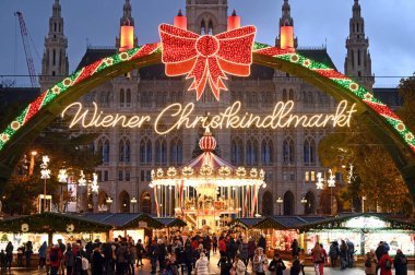 Avusturya 'nın Viyana kentindeki belediye binasının önündeki aydınlatılmış Noel pazarının görüntüsü.