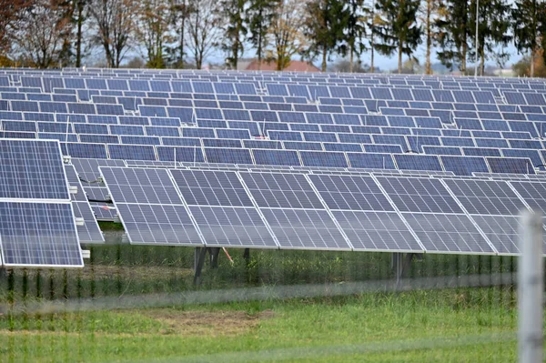オーストリア エベルシュターツェル州 オーストリア北部 にあるエナジー社の太陽光発電研究所を持つ太陽光発電所 — ストック写真
