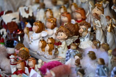 Yılbaşı pazarı ve Schoenbrunn Sarayı 'ndaki yeni yıl pazarı her yıl on binlerce ziyaretçiyi çekiyor..