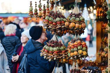Yılbaşı pazarı ve Schoenbrunn Sarayı 'ndaki yeni yıl pazarı her yıl on binlerce ziyaretçiyi çekiyor..