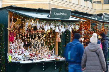 Yılbaşı pazarı ve Schoenbrunn Sarayı 'ndaki yeni yıl pazarı her yıl on binlerce ziyaretçiyi çekiyor..