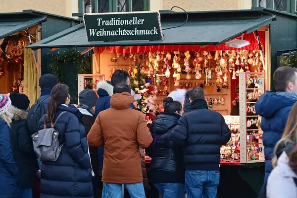 Yılbaşı pazarı ve Schoenbrunn Sarayı 'ndaki yeni yıl pazarı her yıl on binlerce ziyaretçiyi çekiyor..