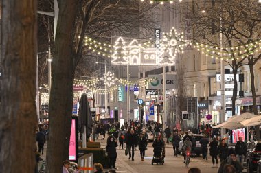 Viyana 'daki Mariahilfer Caddesi Avusturya' nın en büyük alışveriş caddelerinden biridir.