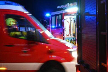 Salzkammergut 'ta bir trafik kazası sırasında itfaiye teşkilatının görevlendirilmesi.