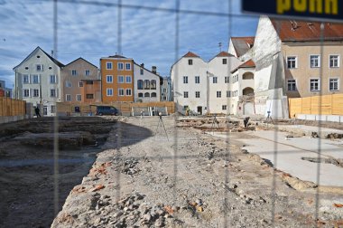 Hitler 'in doğduğu yer - yeniden inşa ve arkasındaki meydanda, polis karakolu ve bölge polisi için bir uzantı - evin önündeki anıt taş hala duruyor.