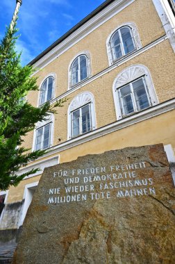 Hitler 'in doğduğu yer - yeniden inşa ve arkasındaki meydanda, polis karakolu ve bölge polisi için bir uzantı - evin önündeki anıt taş hala duruyor.