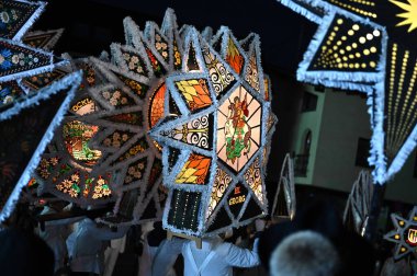 Gloecklerlauf Traunsee Gölü çevresinde eski bir gelenektir; erkekler ve kadınlar kışı geçirmek için muhteşem şapkalar ve çanlar takarlar.