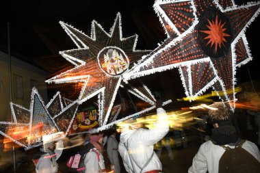 Gloecklerlauf Traunsee Gölü çevresinde eski bir gelenektir; erkekler ve kadınlar kışı geçirmek için muhteşem şapkalar ve çanlar takarlar.